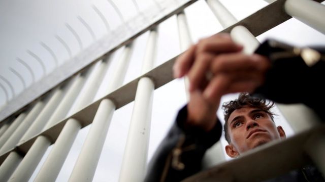 La espera de unos de los migrantes en el puente.