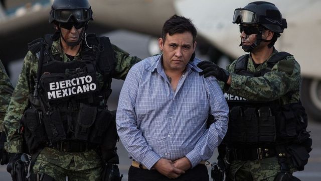 Omar Treviño Morales escoltado por militares