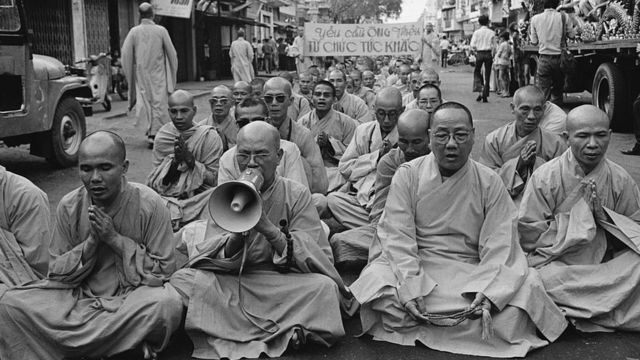 Ngày 31/3/1975: Nhà lãnh đạo Phật giáo quyền lực nhất Nam Việt Nam, Thích Trí Quang (bìa trái) biểu tình đòi Tổng thống Thiệu từ chức. Trí Quang dẫn đầu một cuộc biểu tình của các nhà sư, giáo sĩ và cư sĩ. Thích Trí Quang được cho là đã góp phần cho việc lật đổ cố Tổng thống Ngô Đình Diệm vào tháng 11/1963