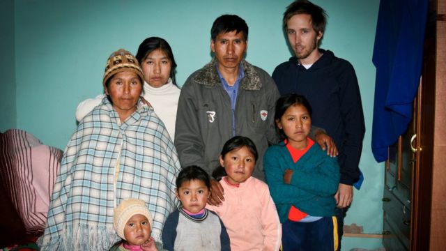 Familia de Marlene Rojas, asesinada en la Masacre de Octubre de Bolivia. (Foto: Thomas Becker/Centro de Derechos Constitucionales)