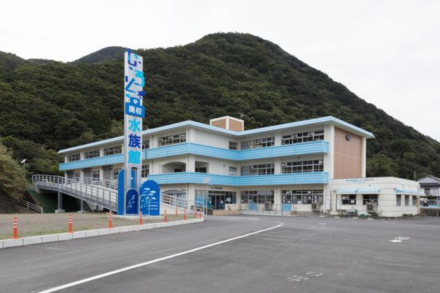 Escola transformada em aquário no Japão