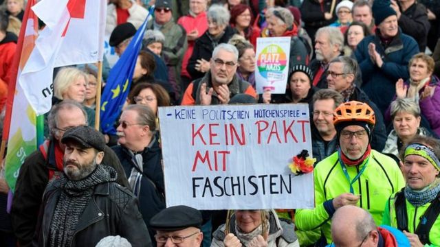 демонстрация протеста против "пакта" ХДС и АдГ в Тюрингии