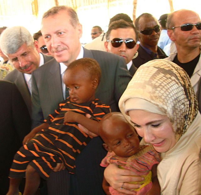 Erdoğan ile eşi Emine Erdoğan, Ağustos 2011'de kalabalık bir grupla Somali'yi ziyaret etmişti.