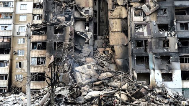 Un edificio de apartamentos completamente destruido por bombardeos