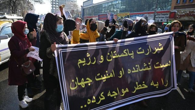 Mujeres afganas protestan en Kabul en diciembre de 2021 para pedir que se respete su derecho a la educación, el trabajo y la representación política.