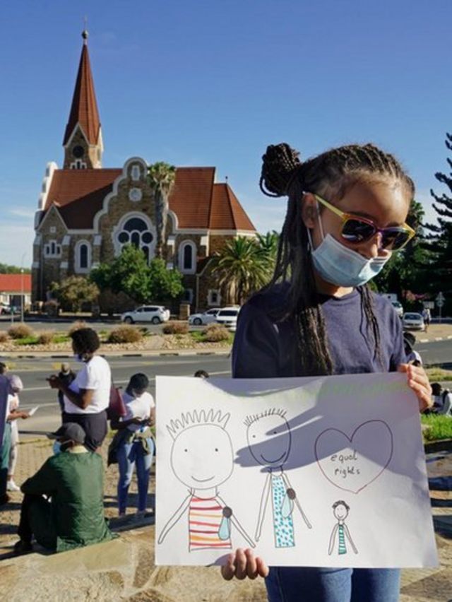 Niña en Namibia participando en una manifestación.