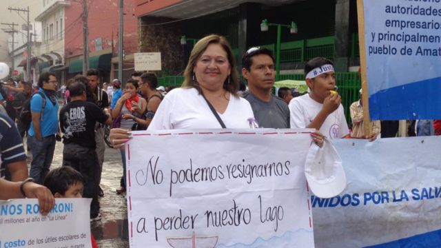 Una mujer con una pancarta durante una protesta.