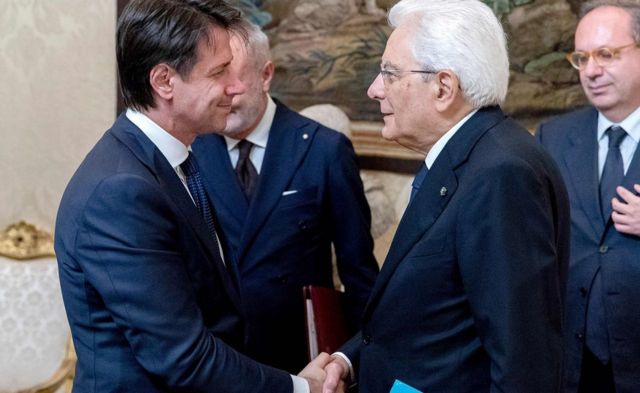 ジュゼッペ・コンテ氏(左)はセルジオ・マッタレッラ大統領に新たな閣僚名簿を提出した