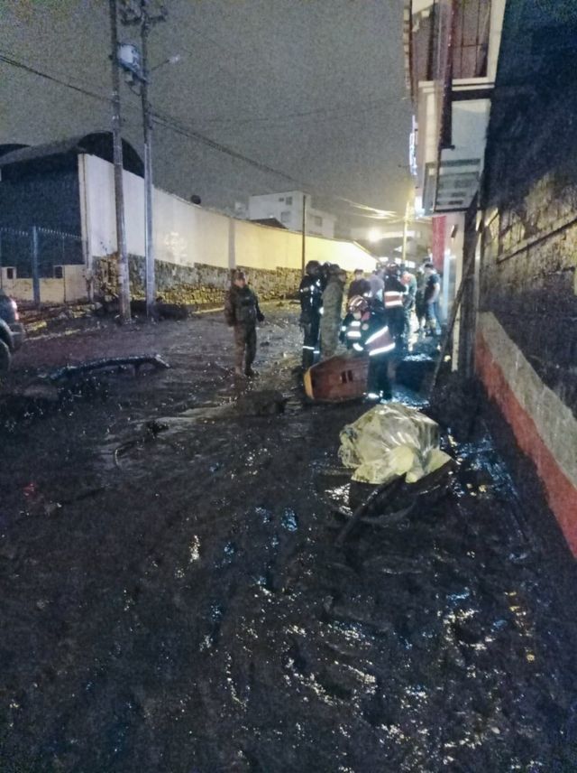 El ejército de ecuador realiza labores de rescate tras aluvión