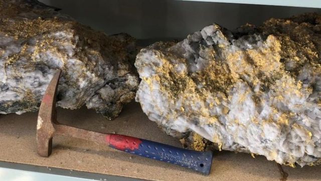 عثر على أكثر من 2400 أوقية ذهب في أكبر صخرة