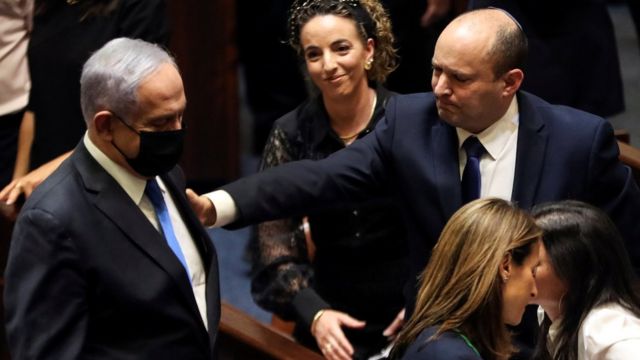 以色列新总理贝内特（右）虽曾是内塔尼亚胡（左）的亲信，但他承诺要弥合国内政见分歧。(photo:BBC)