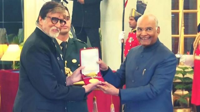 अमिताभ बच्चन ने दादा साहेब फाल्के पुरस्कार लेने के बाद पूछा एक सवाल - BBC  News हिंदी
