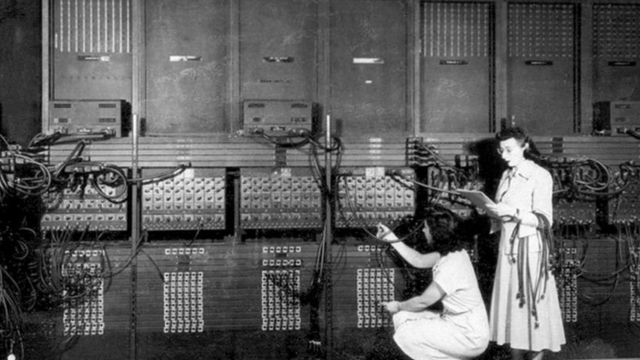 Caption- ENIAC உலகின் முதல் கணினி ஆகும், இது 1945 இல் உருவாக்கப்பட்டது. ENIAC இன் ஒரு 'மாதிரி', பென்சில்வேனியா பல்கலைக்கழகத்தின் மூர் ஸ்கூல் ஆஃப் இன்ஜினியரிங் அண்ட் அப்ளைடு சயின்ஸில் வைக்கப்பட்டுள்ளது.