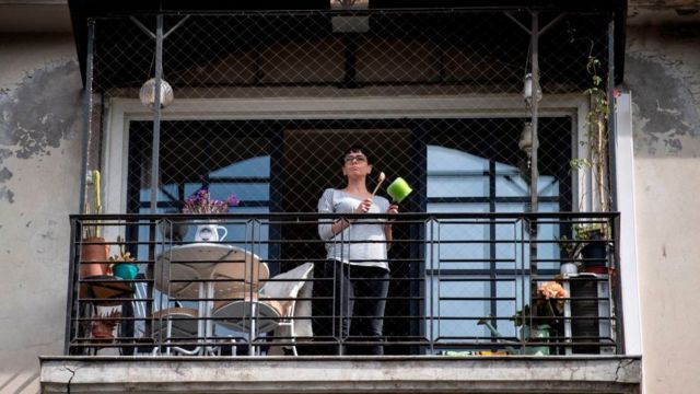 Chilena en el balcón en una cacerolada contra el gobierno de Piñera.
