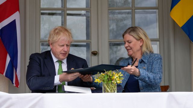 Thủ tướng Boris Johnson và Thủ tướng Thụy Điển Magdalena Andersson ký một bảo đảm an ninh ở Harpsund, vào ngày 11 tháng 5 năm 2022