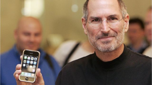 Steve Jobs presentó el iPhone de Apple en 2007