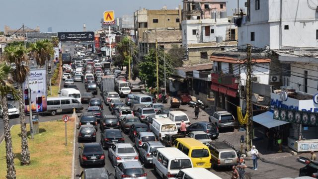 حركة المرور بسبب انتظار الأشخاص في المحطات للحصول على الوقود في بيروت ، لبنان في 20 أغسطس/ آب 2021.