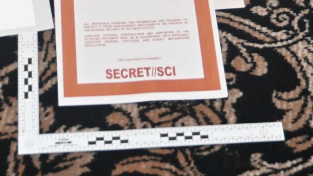 Gambar yang menunjukkan penggaris yang digunakan FBI untuk menunjukkan ukuran objek yang sebenarnya.