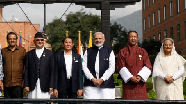 नरेंद्र मोदी पड़ोसी देश के राष्ट्राध्यक्षों के साथ