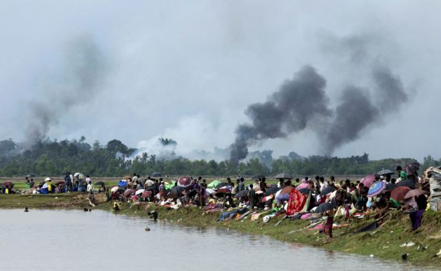 Povo rohingya que foge depois que suas aldeias são incendiadas