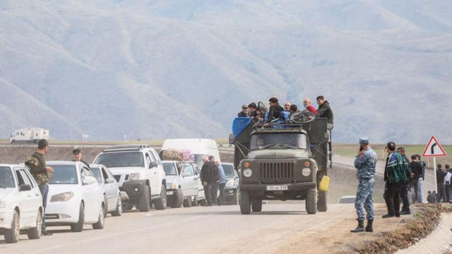 На виїзді з Карабаху у бік Вірменії зібралася величезна черга з легкових автомобілів, автобусів та вантажівок з біженцями