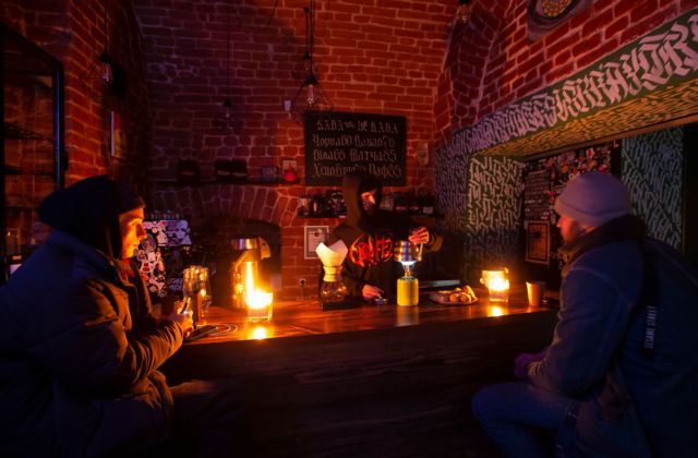 Lviv'de mumlarla aydınlanan bir restoran