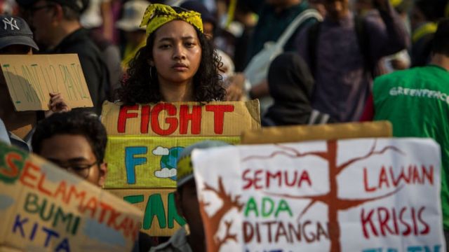 지난해 9월 인도네시아 자카르타의 기후 시위 참가자들이 기후변화 대응을 촉구하는 메시지를 들고 행진하고 있다