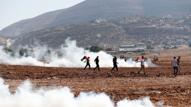السلطات الإسرائيلية تفرق مظاهرات الفلسطينيين ضد المستوطنات في الضفة الغربية بقنابل الغاز