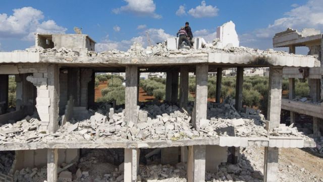 Uno de los edificios que colapsó en Siria luego del fuerte terremoto que azotó a ese país y a Turquía en febrero pasado.