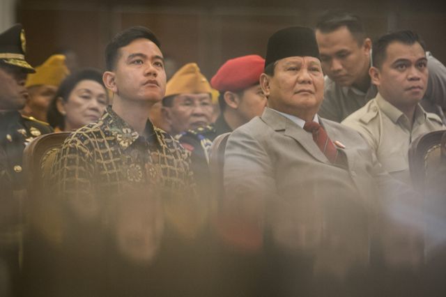 Menteri Pertahanan Prabowo Subianto (kedua kanan) didampingi Wali Kota Solo Gibran Rakabuming Raka (kiri) menghadiri acara peringatan Hari Veteran Nasional (Harvetnas) di Auditorium GPH Haryo Mataram, UNS, Solo, Jawa Tengah, Kamis (10/8/2023). 