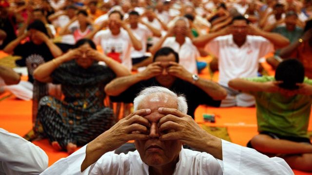 Grupo de pessoas praticando exercício de respiração