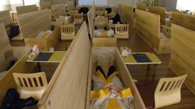 Pacientes del centro Hyowon de Seúl dentro de ataúdes de madera.