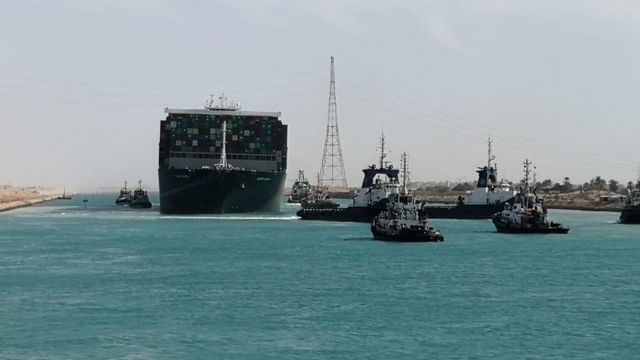 El buque Ever Given ya navega por el Canal de Suez