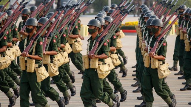 جنود من ميانمار يشاركون في استعراض عسكري
