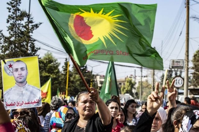 Kamışlı'da gösteri düzenleyen Kürtler
