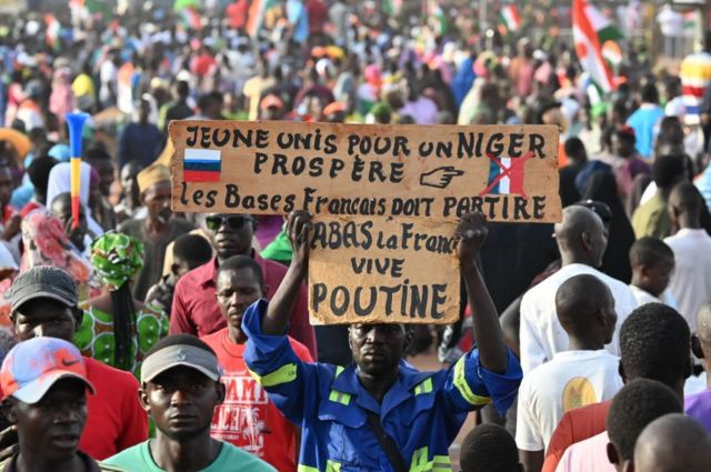 Manifestations devant la base aérienne nigéro-française de Niamey.