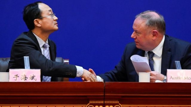 於海斌和摩爾在新聞發佈會上