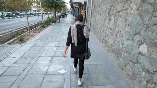 زنی بدون حجاب در تهران را می‌رود