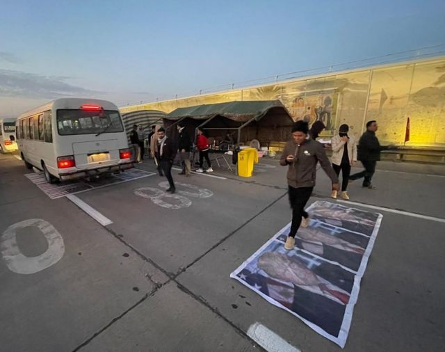 گروهى از هواداران حشد شعبى و جمهورى اسلامى ایران، دیشب در مسیر فرودگاه بغداد، محل حادثه، مراسم یادبود برگزار کردند