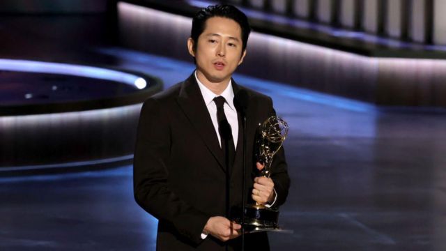 Steven Yeun con un Emmy por su actuación en Beef