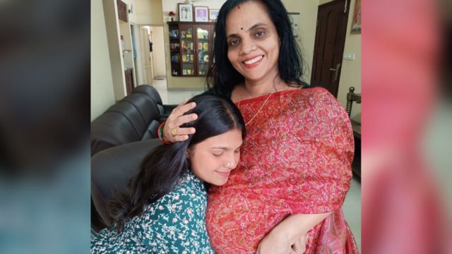 ஆர்யா பார்வதி தனது அம்மாவுடன்
