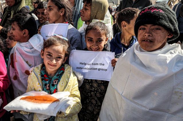 Hình ảnh Trẻ em Palestine cầu xin giúp đỡ tại thành phố Rafah ngày 30/1/2024