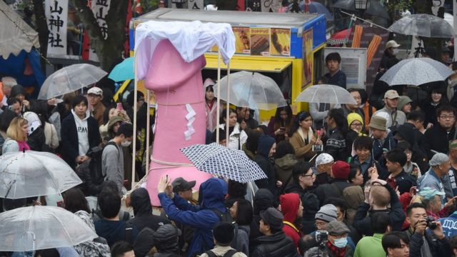 Multitudinaria asistencia al festival del pene en Japón.