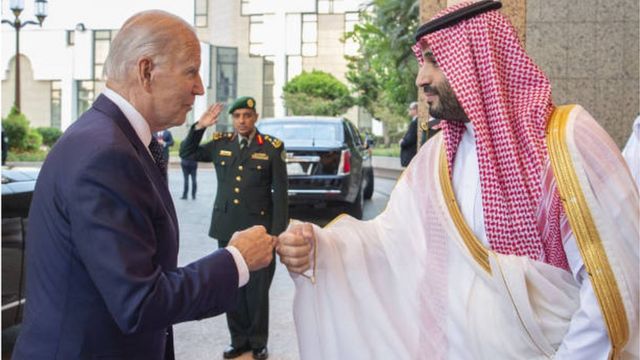 الرئيس بايدن والأمير محمد بن سلمان يتصافحان بقبضة اليد في مستهل زيارة الرئيس الأمريكي للسعودية.