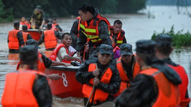 广东韶关，救援人员疏散受困居民
