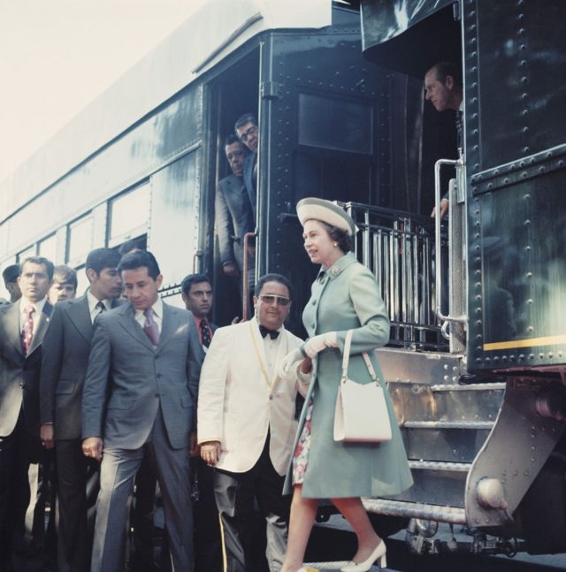 Queen Elizabeth II in Mexico, getting off a train