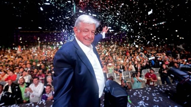 López Obrador saluda a sus seguidores