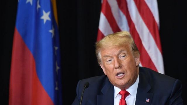 Trump con banderas de Venezuela y Estados Unidos.