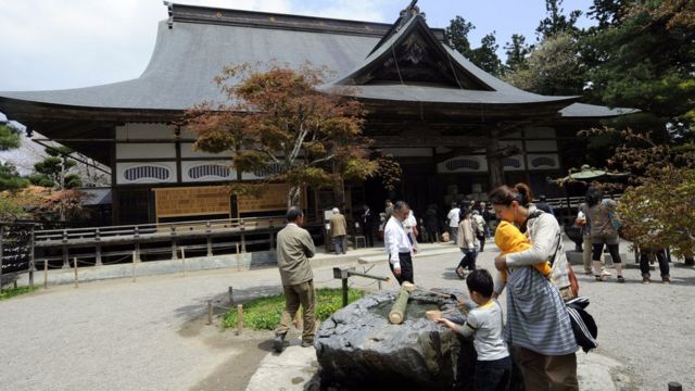 Du khách tới thăm khu chính điện đền Chusonji