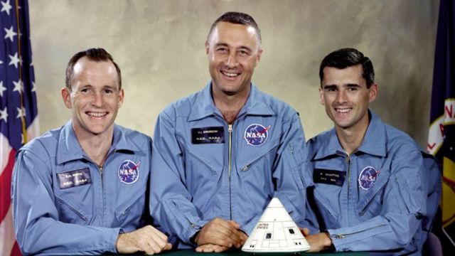 Os astronautas americanos Edward H. White II, Virgil I. ‘Gus’ Grissom e Roger B. Chaffee